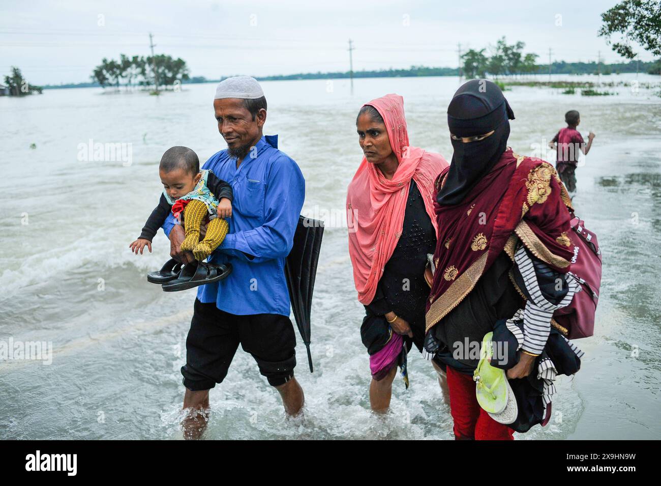 Le cyclone Remal frappe les Sylhet qui luttent pour traverser la route principale inondée de Lafnaut, dans la région de Goanghat upazila, en raison des fortes pluies après que le cyclone Remal a frappé le Bangladesh. Le 30 mai 2024 à Sylhet, Bangladesh. Sylhet Sylhet Bangladesh Copyright : xMdxRafayatxHaquexKhanxxEyepixxGrx Banque D'Images