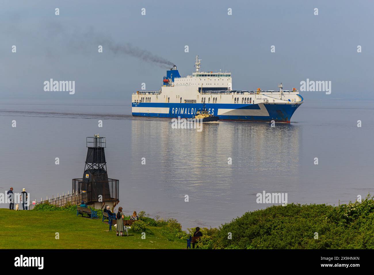 Le porte-véhicules Eurocargo Livomo se dirige vers Royal Portbury quais par une journée calme et tranquille Banque D'Images