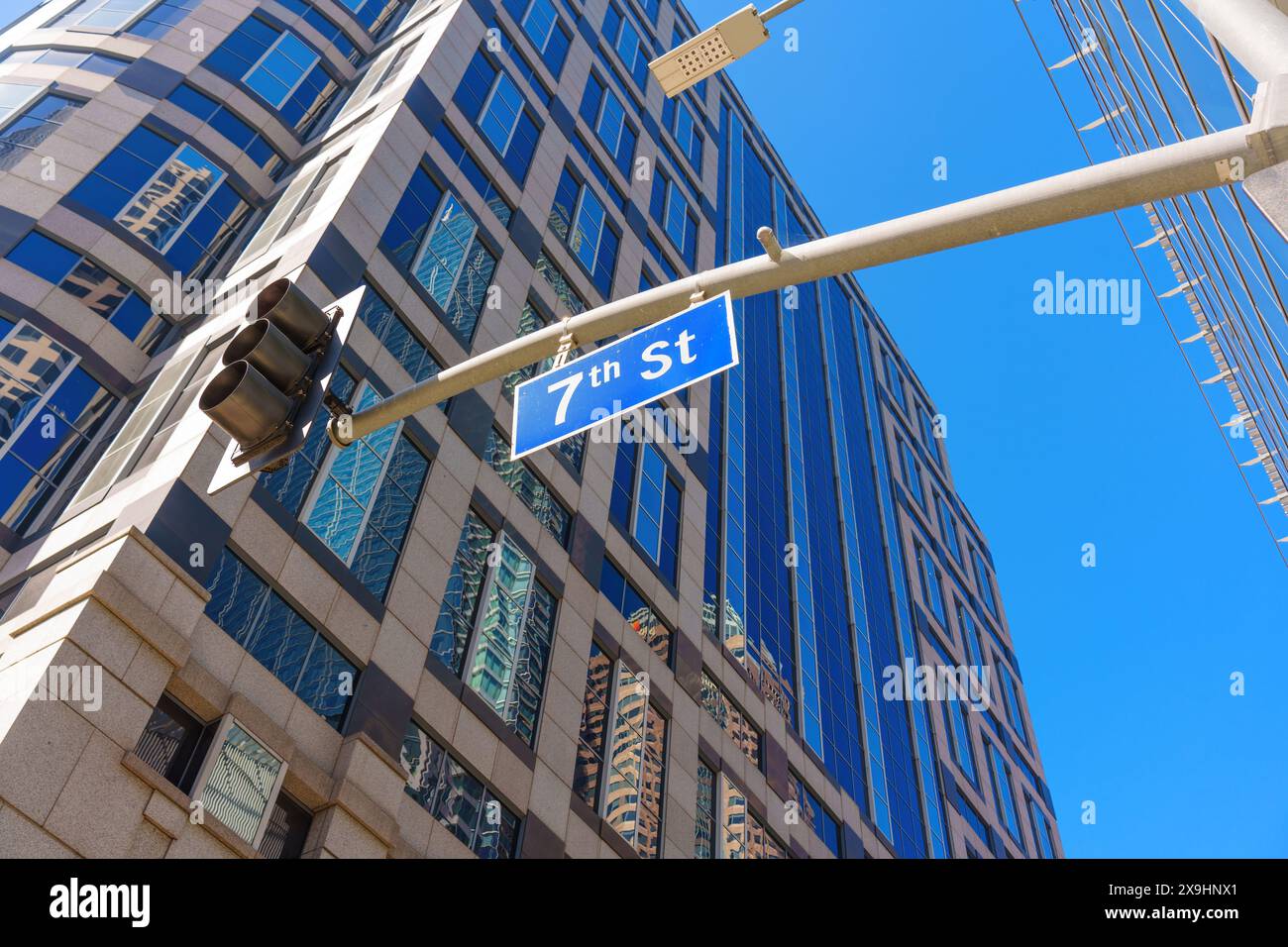 Vue vers le haut du panneau «7th St» sur un feu de circulation contre la toile de fond d'un bâtiment à Los Angeles. Banque D'Images