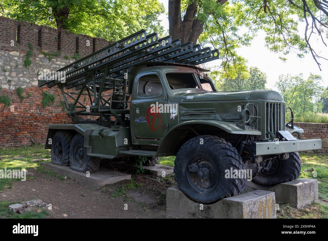 Lance-roquettes Katyusha M13 similaire à celui utilisé par l'armée soviétique pendant la seconde Guerre mondiale. Exposé à la forteresse militaire de Belgrade. Avril 2024. Banque D'Images