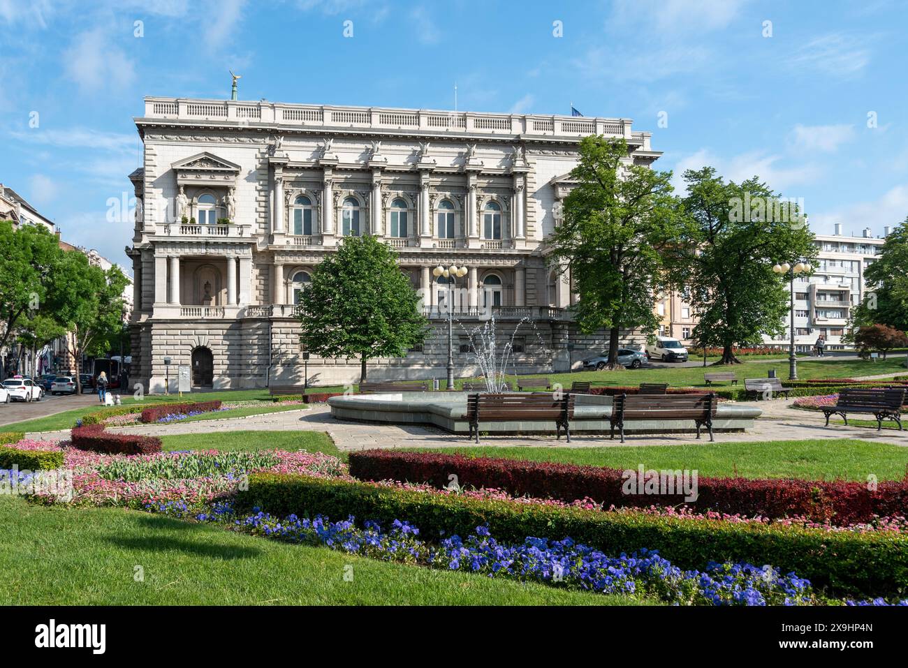 Vue latérale du vieux palais de Belgrade depuis les jardins de Andrićev Venac. Avril 2024. Banque D'Images