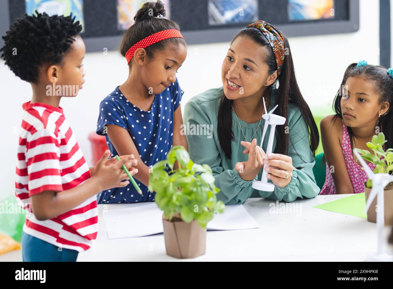 Un groupe diversifié étudie les éoliennes en classe Banque D'Images