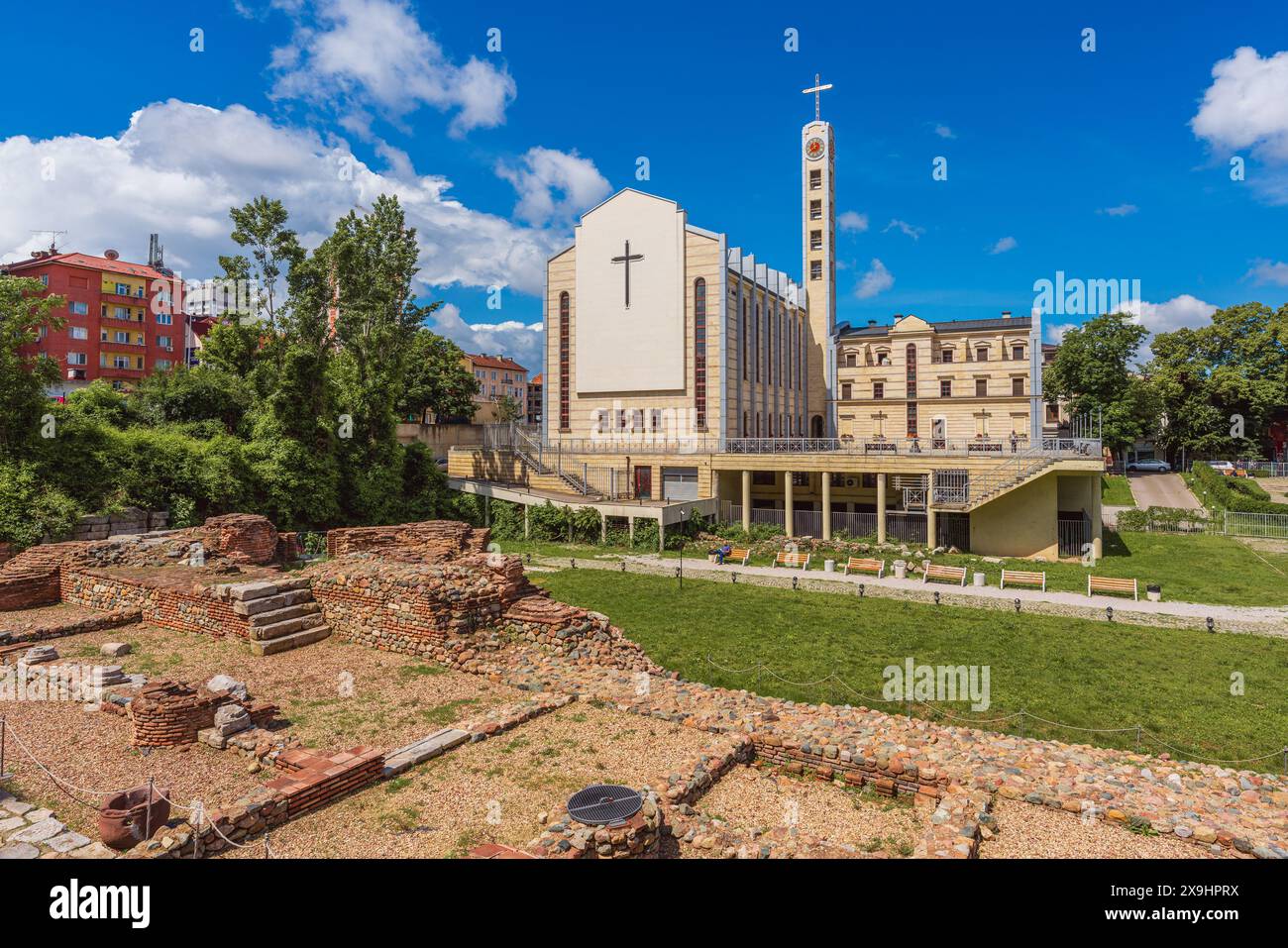 Vue de Saint Joseph la Cathédrale catholique romaine de Sofia, Bulgarie, consacrée en 2006 et la porte occidentale du site archéologique de Serdika Banque D'Images