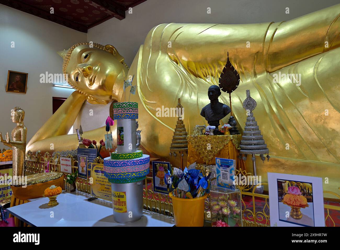 Gros plan de l'image dorée du Bouddha couché au Vihara occidental de Wat Phra Pathommachedi, Nakhon Pathom, Thaïlande Banque D'Images