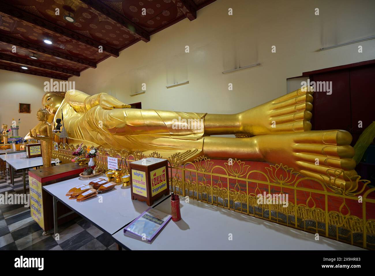 Le Vihara occidental, un bâtiment d'un étage à Wat Phra Pathommachedi, abrite une image de Bouddha couché de 8 m, Nakhon Pathom, Thaïlande Banque D'Images