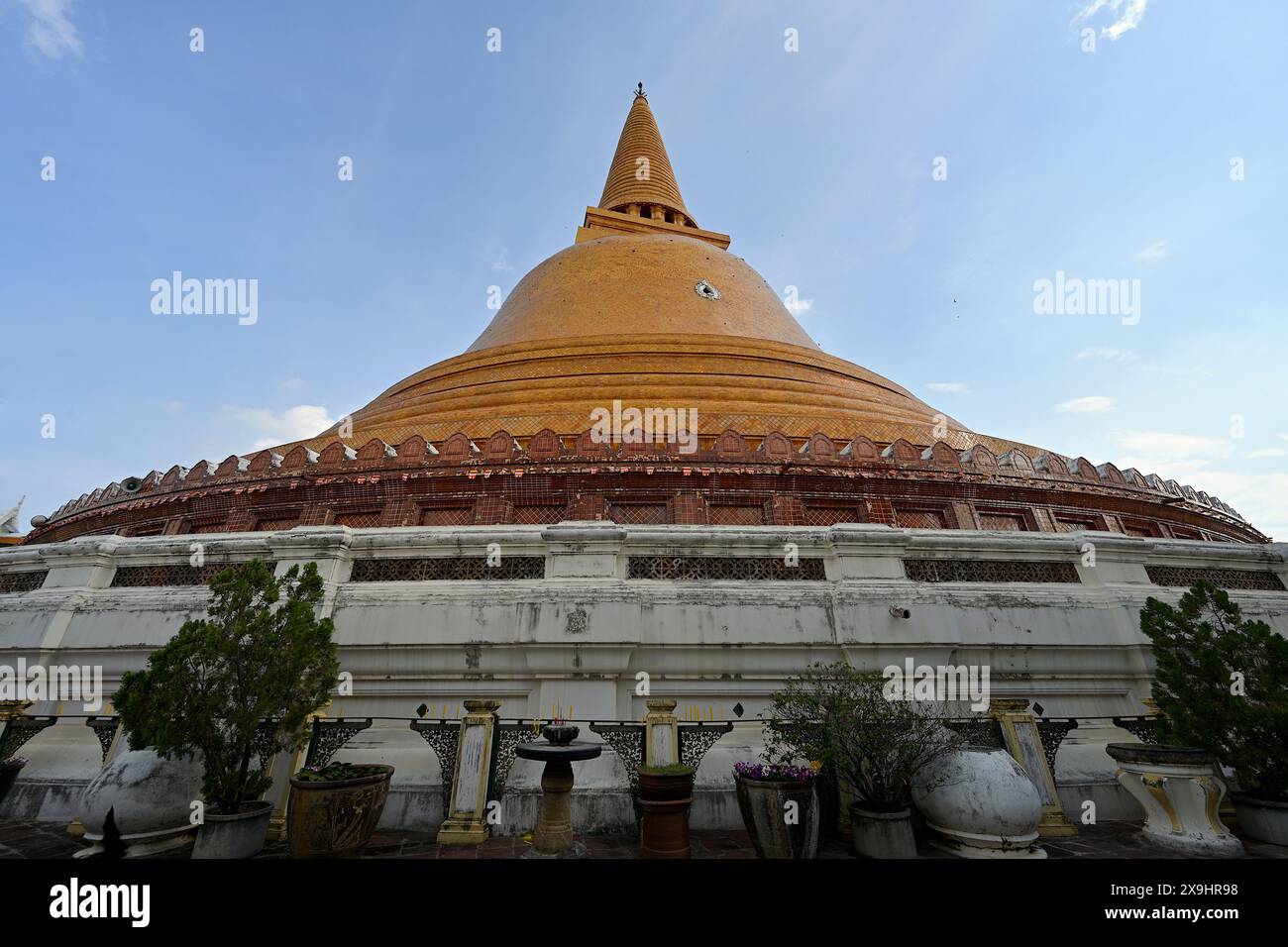 Vue du stupa Phra Pathommachedi en forme de cloche depuis le cloître intérieur, avec ses carreaux de céramique émaillés brillants, Nakhon Pathom, Thaïlande Banque D'Images