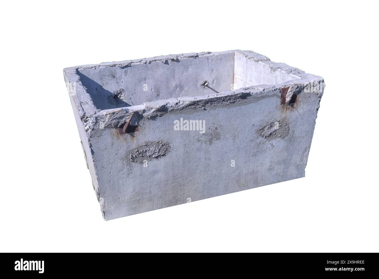 Les blocs de béton armé d'un puits de tempête isolent sur un fond blanc gros plan. Banque D'Images