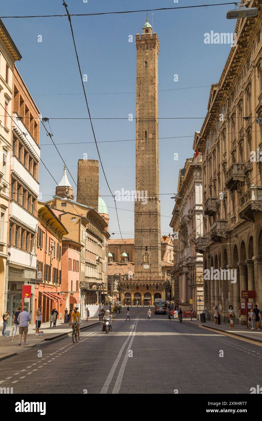 Bologne, Italie - 16 août 2021 : Tour Garisenda de via Rizzoli, Bologne, Emilie-Romagne, Italie. Banque D'Images