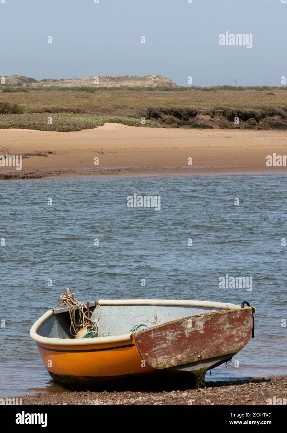 Un seul bateau près des marais côtiers Banque D'Images