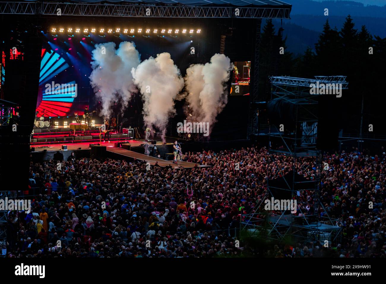 31.05.2024, GER, Musikveranstaltung / Kultur / Konzert, Volks Rock n Roller Andreas Gabalier Der Dirndl-Wahnsinnn geht Weiter Open Air Impressionen vom Live Konzert zeigt Andreas Gabalier beim Auftritt vor Ausverkaufter Kulisse 98559 Oberhof LOTTO Thüringen ARENA am Rennst Thüringen Deutschland *** 31 05 2024, Musikulture Kontschland Volks Rock n Roller Andreas Gabalier Der Dirndl Wahnsinnn geht Weiter Open Air Impressionen vom Live Konzert zeigt Andreas Gabalier beim Auftritt vor Ausverkaufter Kulisse 98559 Oberhof LOTTO Thüringen ARENA am Rennst Thüringen Allemagne Banque D'Images