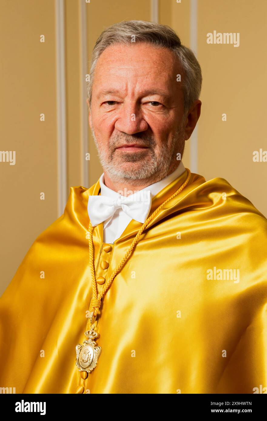 Portrait intérieur de l'économiste et philosophe colombien German Velasquez, expert à l'Organisation mondiale DE la santé OMS et docteur Honoris Causa à Banque D'Images