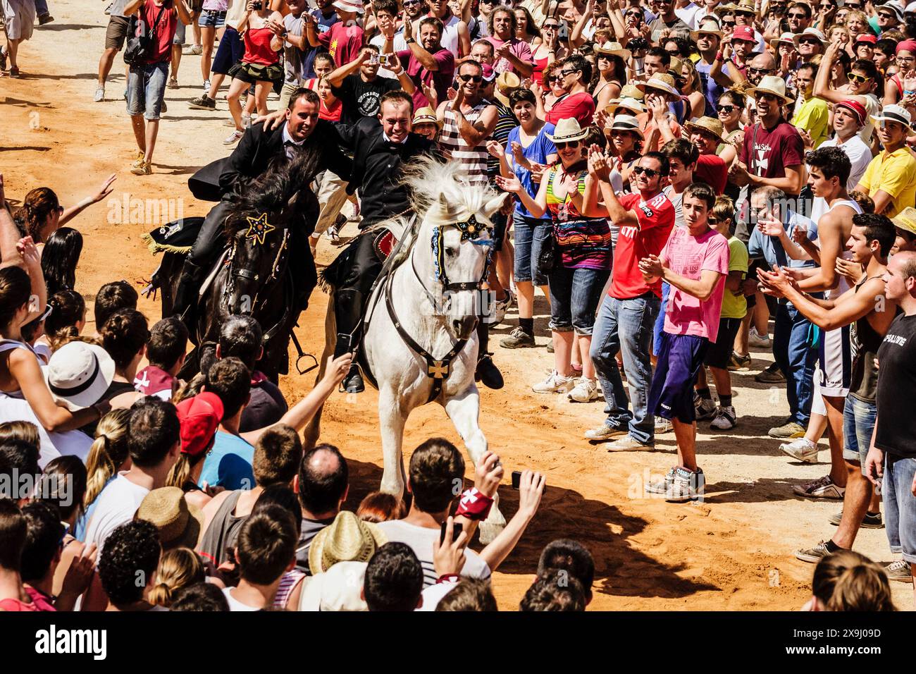 Jeux PLA, galoping cavaliers, festival Sant Joan. Ciutadella. Minorque, Îles Baléares, Espagne. Banque D'Images