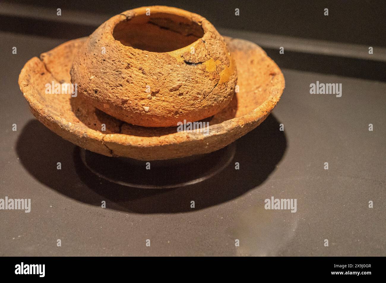 Assiette et bol en céramique, complexe dolmen Los Gabrieles, III BC, Valverde del Camino, Musée Huelva, Huelva, Andalousie, Espagne. Banque D'Images