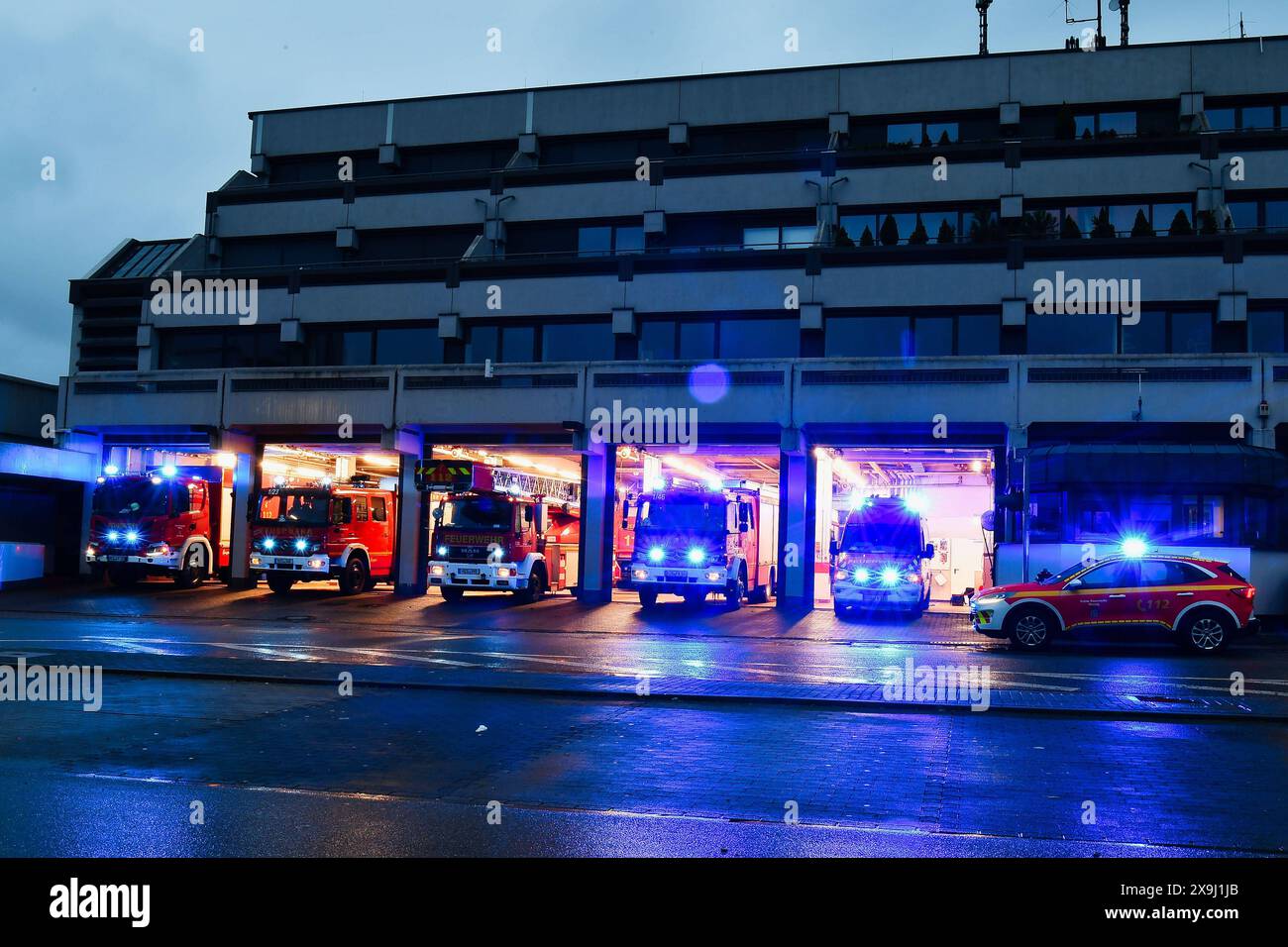 17.11.2022, xjrdrx, Actualités Lokales, Feuerwehr Blaulicht Symbolfotos v.l. Feuerwehr motive aufgenommen während Übungseinheiten der Feuerwehr Symbolfotos Feuerwehrwache Losheim am See *** 17 11 2022, xjrdrx, Actualités locales, pompiers feu bleu photos symboles v l motifs des pompiers pris lors des sessions de formation des pompiers photos symboles caserne de pompiers Losheim am See Banque D'Images