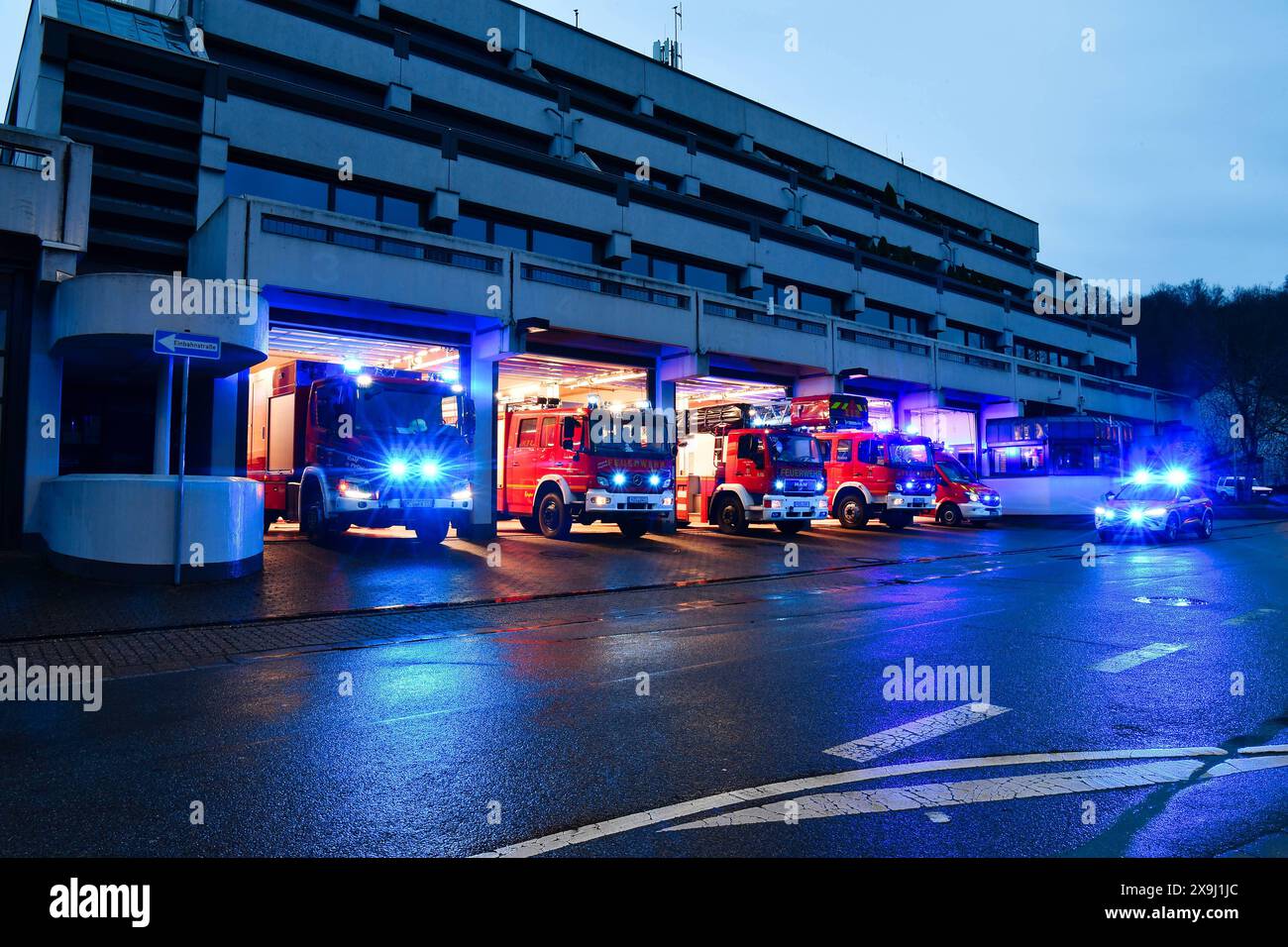 17.11.2022, xjrdrx, Actualités Lokales, Feuerwehr Blaulicht Symbolfotos v.l. Feuerwehr motive aufgenommen während Übungseinheiten der Feuerwehr Symbolfotos Feuerwehrwache Losheim am See *** 17 11 2022, xjrdrx, Actualités locales, pompiers feu bleu photos symboles v l motifs des pompiers pris lors des sessions de formation des pompiers photos symboles caserne de pompiers Losheim am See Banque D'Images