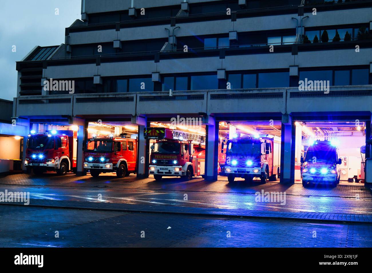 17.11.2022, xjrdrx, Actualités Lokales, Feuerwehr Blaulicht Symbolfotos v.l. Feuerwehr motive aufgenommen während Übungseinheiten der Feuerwehr Symbolfotos Feuerwehrwache Losheim am See *** 17 11 2022, xjrdrx, Actualités locales, pompiers feu bleu photos symboles v l motifs des pompiers pris lors des sessions de formation des pompiers photos symboles caserne de pompiers Losheim am See Banque D'Images