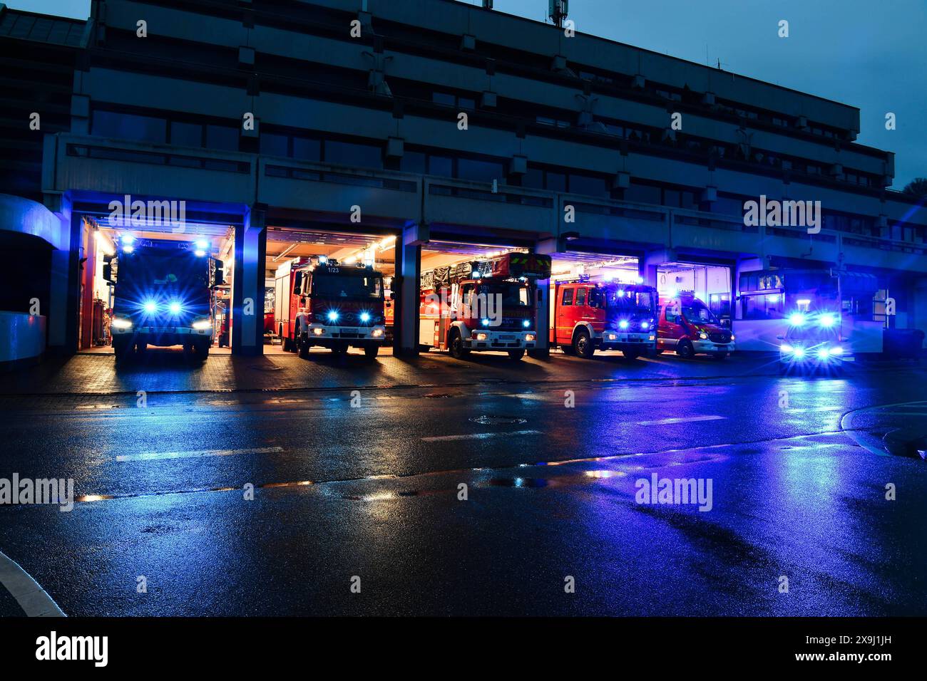17.11.2022, xjrdrx, Actualités Lokales, Feuerwehr Blaulicht Symbolfotos v.l. Feuerwehr motive aufgenommen während Übungseinheiten der Feuerwehr Symbolfotos Feuerwehrwache Losheim am See *** 17 11 2022, xjrdrx, Actualités locales, pompiers feu bleu photos symboles v l motifs des pompiers pris lors des sessions de formation des pompiers photos symboles caserne de pompiers Losheim am See Banque D'Images