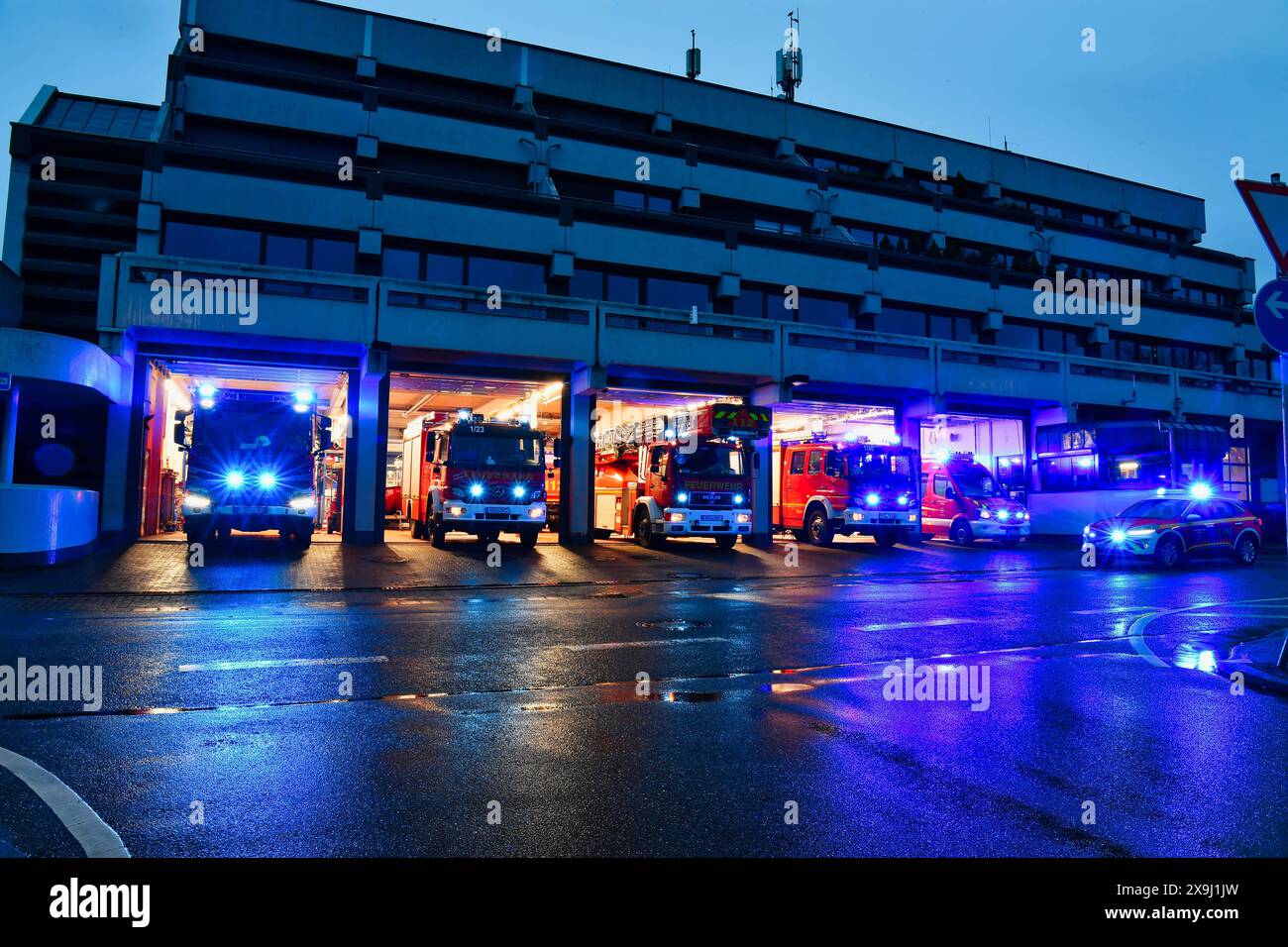 17.11.2022, xjrdrx, Actualités Lokales, Feuerwehr Blaulicht Symbolfotos v.l. Feuerwehr motive aufgenommen während Übungseinheiten der Feuerwehr Symbolfotos Feuerwehrwache Losheim am See *** 17 11 2022, xjrdrx, Actualités locales, pompiers feu bleu photos symboles v l motifs des pompiers pris lors des sessions de formation des pompiers photos symboles caserne de pompiers Losheim am See Banque D'Images