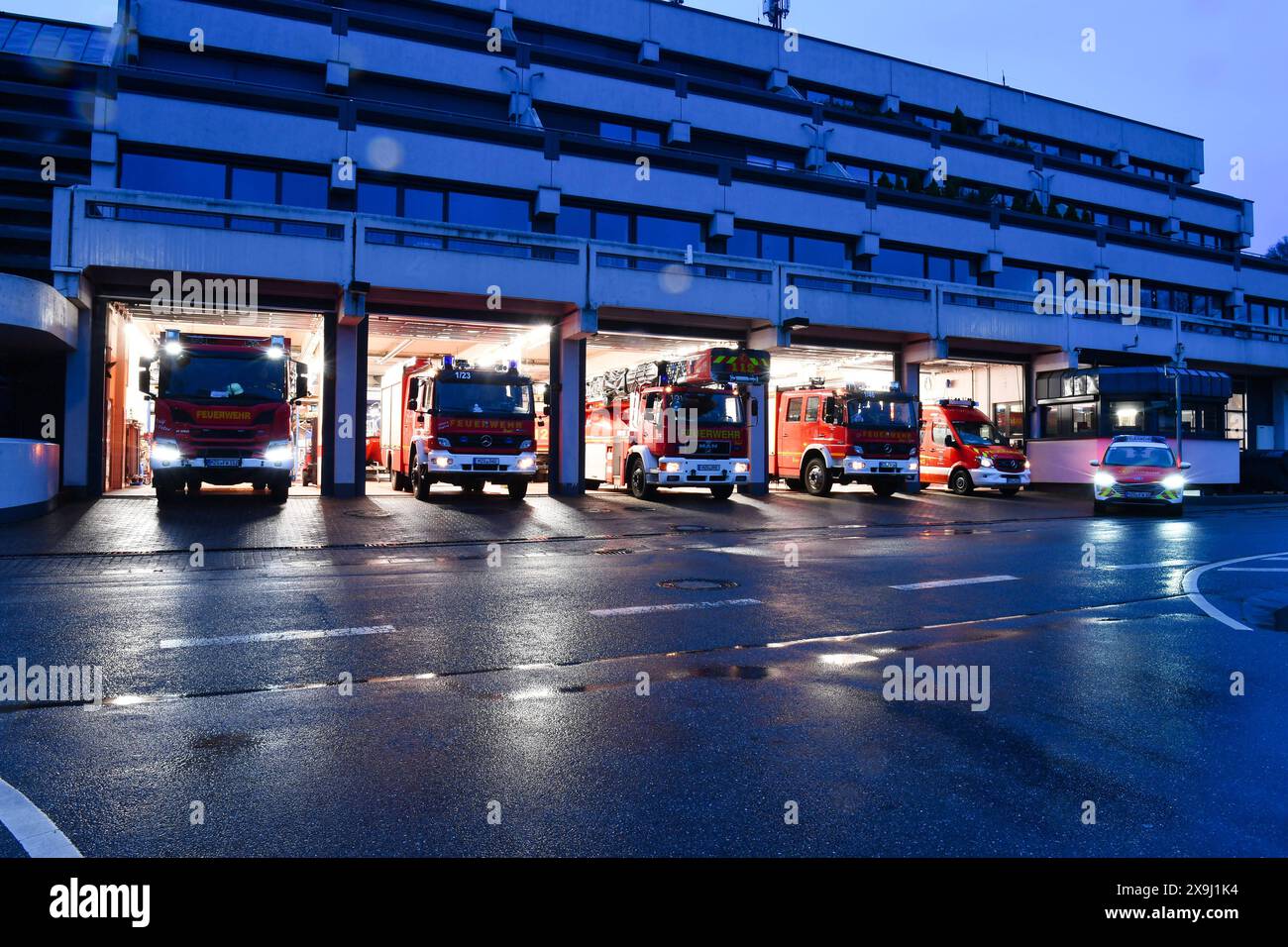 17.11.2022, xjrdrx, Actualités Lokales, Feuerwehr Blaulicht Symbolfotos v.l. Feuerwehr motive aufgenommen während Übungseinheiten der Feuerwehr Symbolfotos Feuerwehrwache Losheim am See *** 17 11 2022, xjrdrx, Actualités locales, pompiers feu bleu photos symboles v l motifs des pompiers pris lors des sessions de formation des pompiers photos symboles caserne de pompiers Losheim am See Banque D'Images