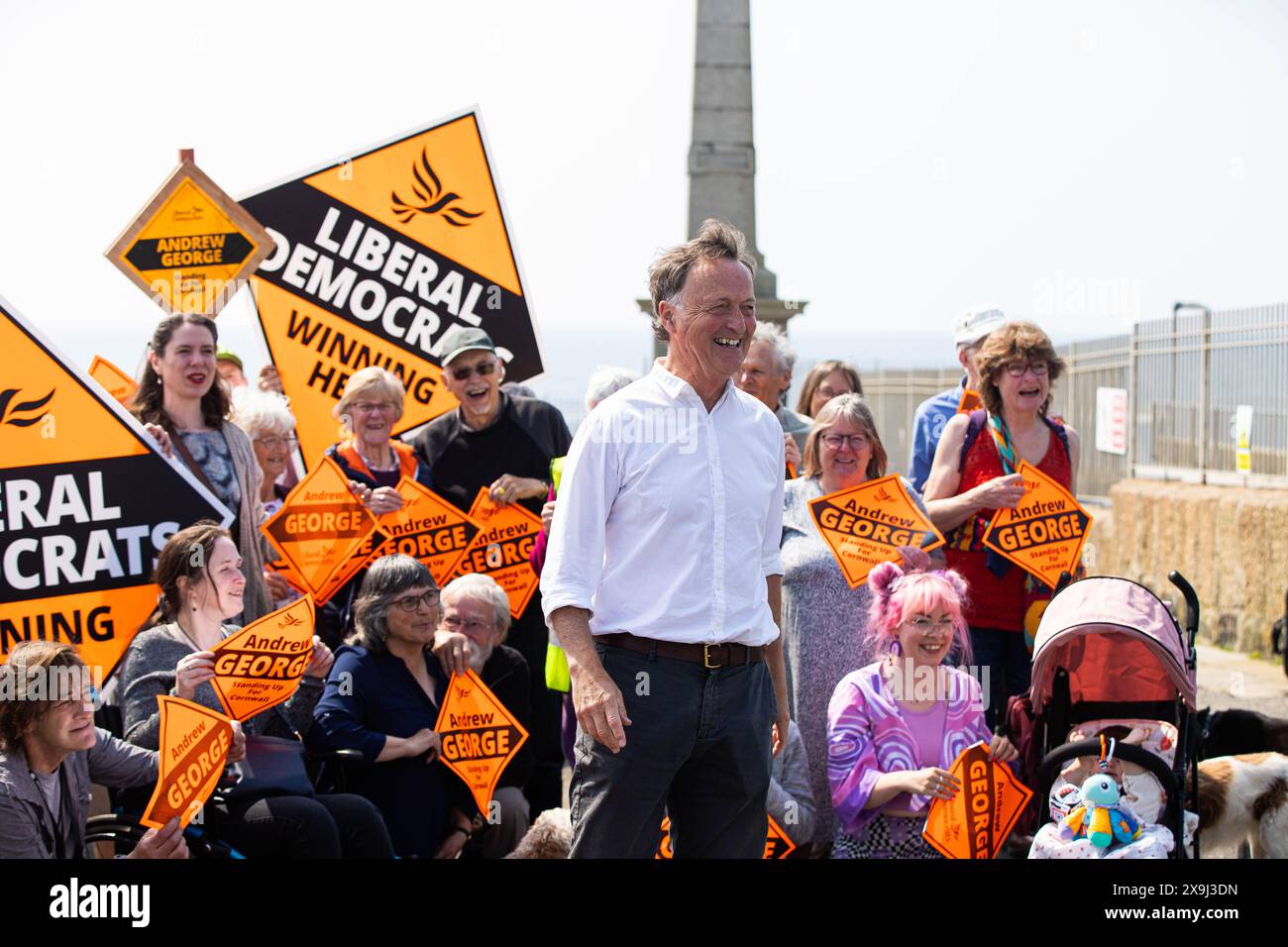 Penzance, Royaume-Uni. 1er juin 2024. Le candidat libéral démocrate Andrew George lance sa campagne électorale pour la circonscription de St Ives à Jubilee Pool à Penzance, Cornouailles. Crédit : Kai Greet/Alamy Live News. Banque D'Images