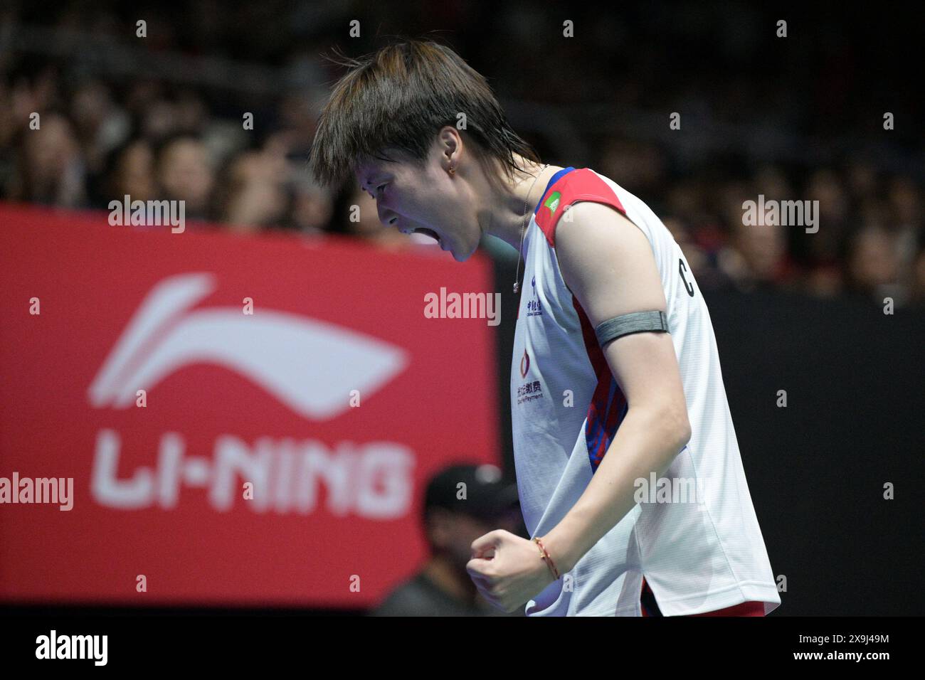 (240601) -- SINGAPOUR, 1er juin 2024 (Xinhua) -- Chen Yufei, de Chine, célèbre la défaite de Pornpawee Chochuwong, de Thaïlande, après la demi-finale féminine en simple au Singapore Badminton Open 2024 à Singapour, le 1er juin 2024. (Photo de Chih Wey/Xinhua) Banque D'Images