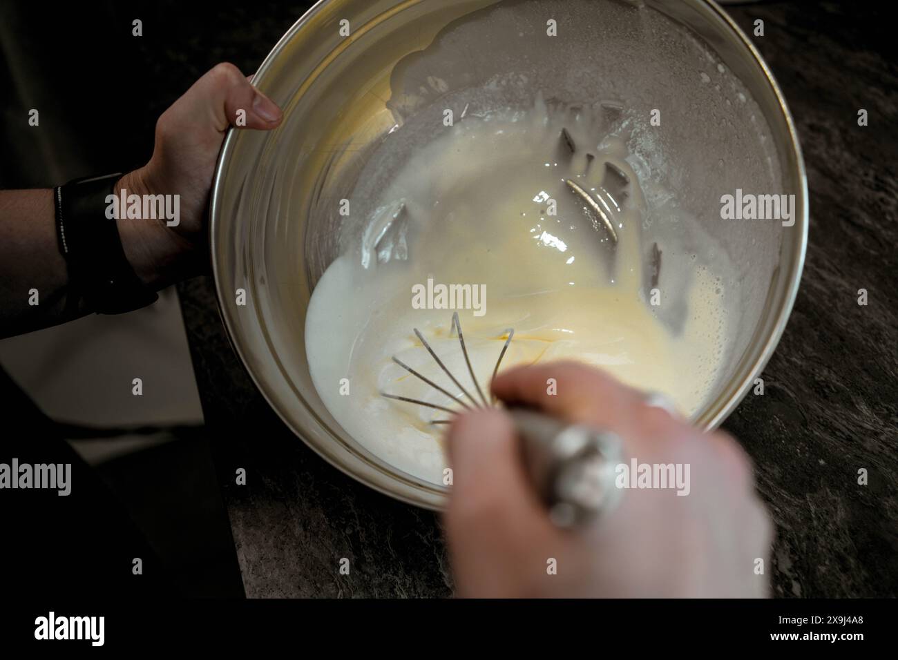 Mélange à gâteau battu dans un bol Banque D'Images