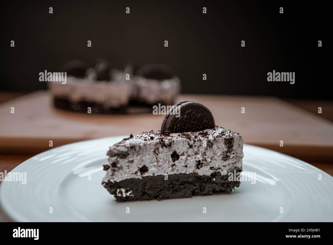 Une tranche de biscuits et cheesecake à la crème sur une assiette Banque D'Images