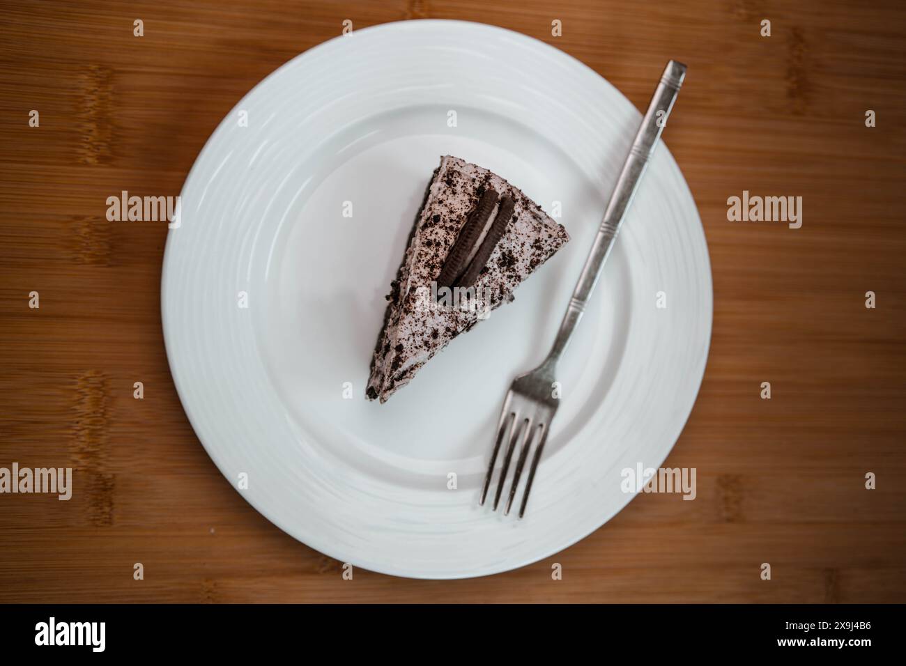 Une tranche de biscuits et cheesecake à la crème sur une assiette Banque D'Images