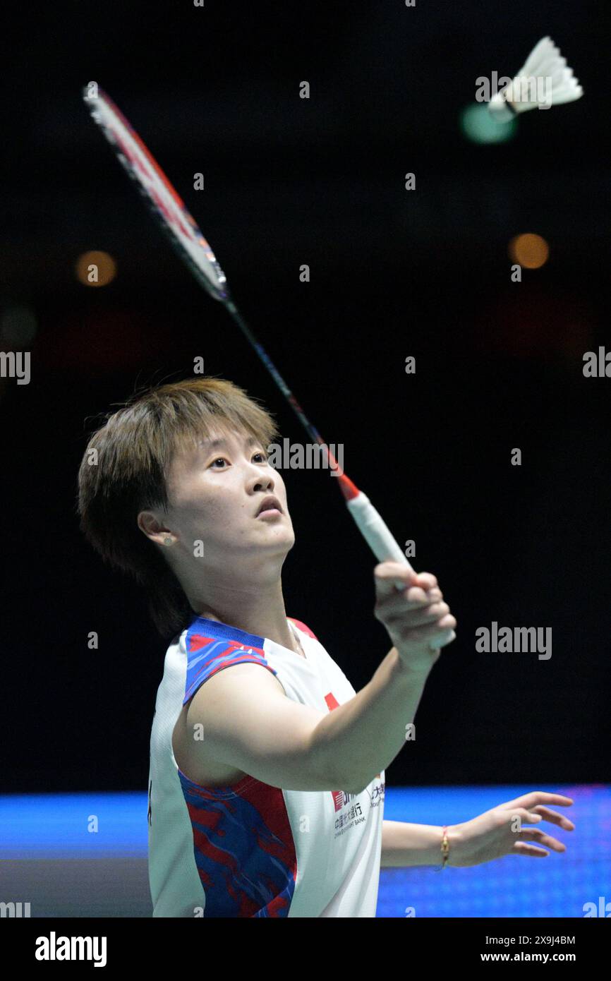 (240601) -- SINGAPOUR, 1er juin 2024 (Xinhua) -- Chen Yufei, de Chine, revient à Pornpawee Chochuwong, de Thaïlande, lors de la demi-finale féminine du Badminton Open 2024 de Singapour, le 1er juin 2024. (Photo de Chih Wey/Xinhua) Banque D'Images