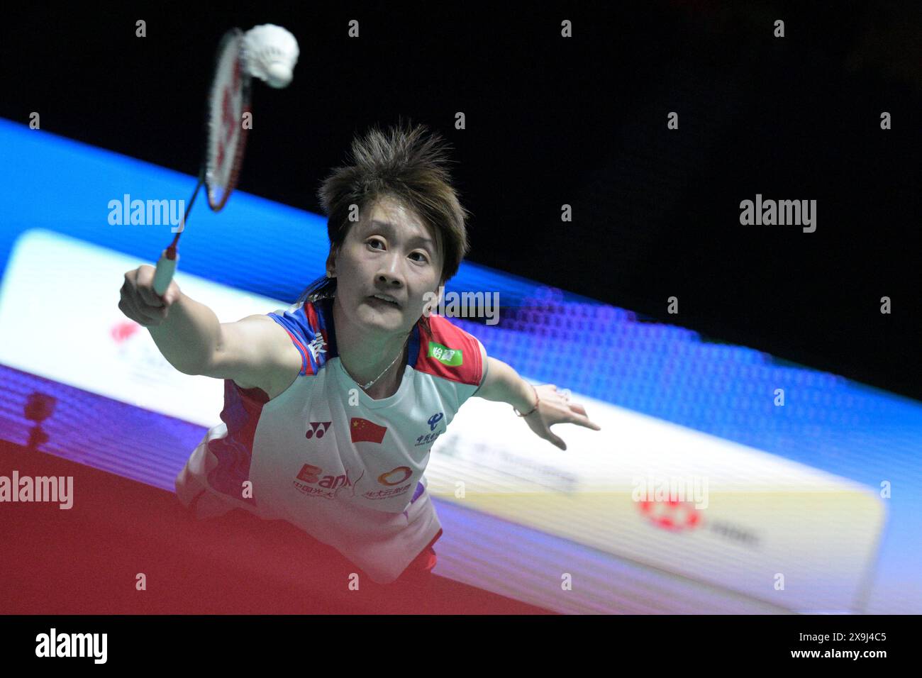 (240601) -- SINGAPOUR, 1er juin 2024 (Xinhua) -- Chen Yufei, de Chine, revient à Pornpawee Chochuwong, de Thaïlande, lors de la demi-finale féminine du Badminton Open 2024 de Singapour, le 1er juin 2024. (Photo de Chih Wey/Xinhua) Banque D'Images