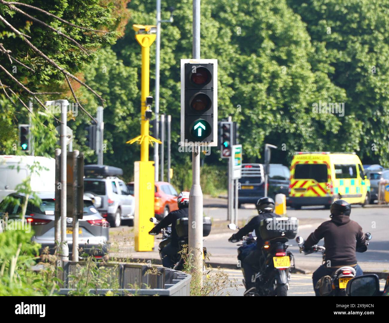 Alphington, Exeter, Devon, Royaume-Uni. 1er juin 2024. Nouvelles caméras qui détectent les sauteurs de lumière rouge à Alphington, Exeter, Devon. Les caméras détectent les véhicules qui sautent les feux rouges et dépassent la limite de vitesse lorsque le signal est vert. Les nouvelles caméras sont une méthode moderne d'utilisation de la technologie pour réduire la vitesse et le feu rouge. Crédit nidpor Banque D'Images