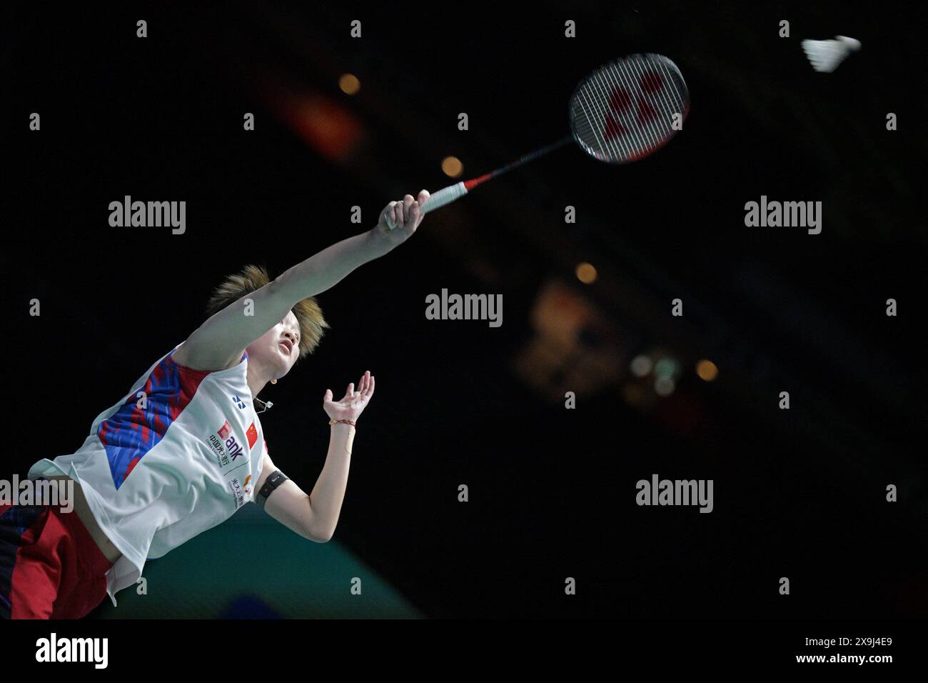 (240601) -- SINGAPOUR, 1er juin 2024 (Xinhua) -- Chen Yufei, de Chine, revient à Pornpawee Chochuwong, de Thaïlande, lors de la demi-finale féminine du Badminton Open 2024 de Singapour, le 1er juin 2024. (Photo de Chih Wey/Xinhua) Banque D'Images