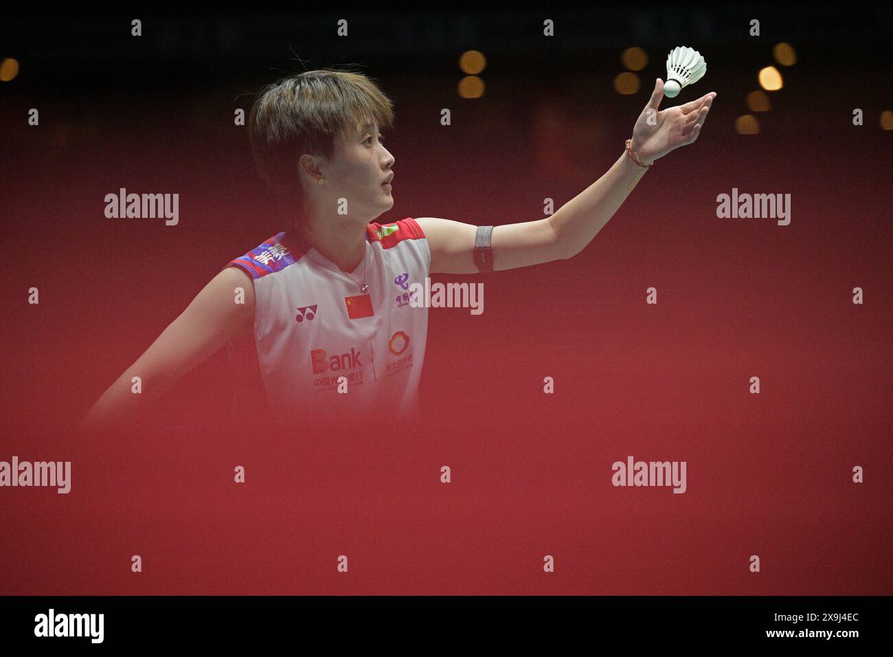 (240601) -- SINGAPOUR, 1er juin 2024 (Xinhua) -- Chen Yufei, de Chine, sert à Pornpawee Chochuwong, de Thaïlande, lors de la demi-finale féminine du Badminton Open 2024 de Singapour, le 1er juin 2024. (Photo de Chih Wey/Xinhua) Banque D'Images