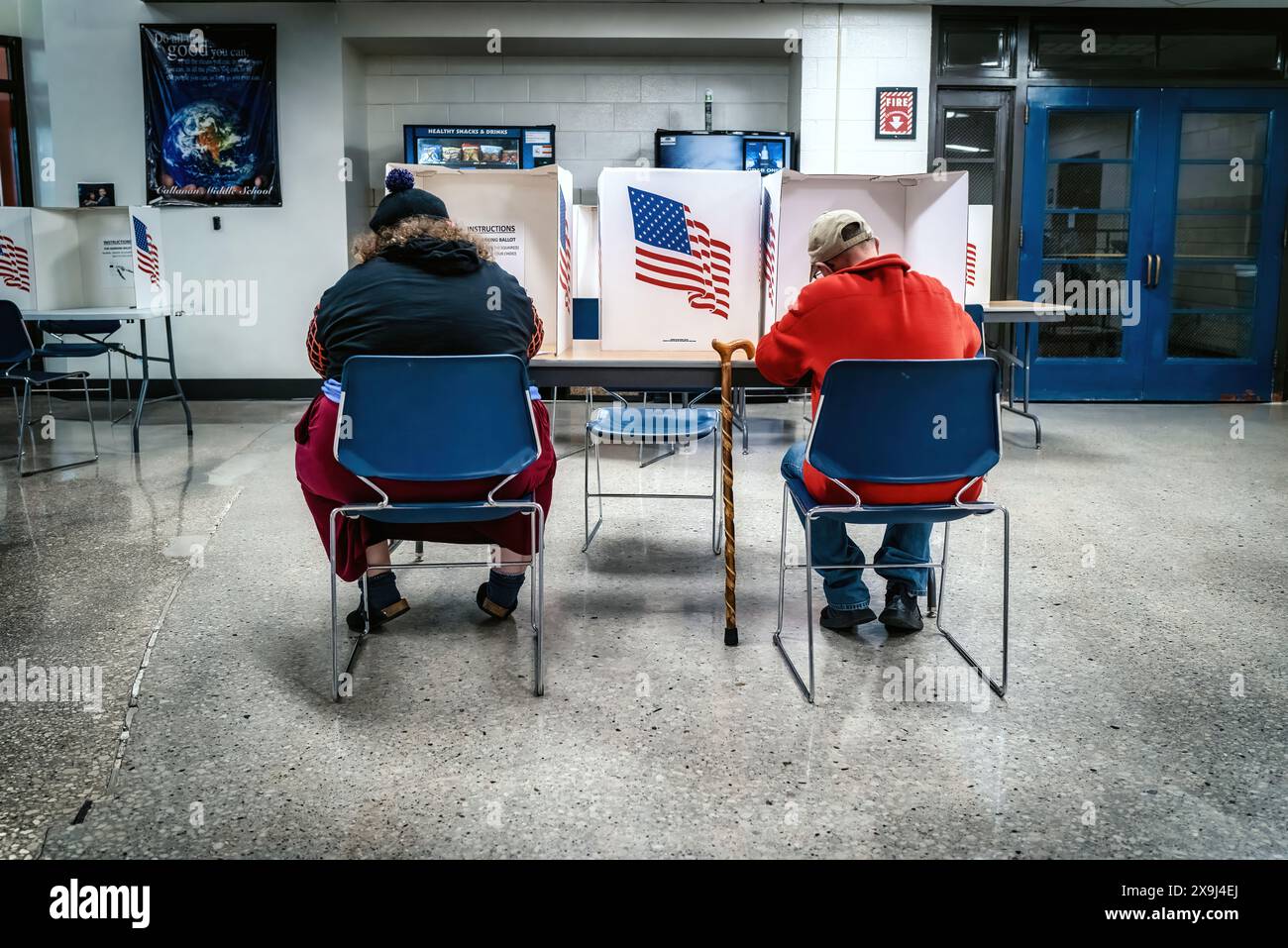 États-Unis - 08 novembre 2022 : une salle de lycée publique est utilisée comme bureau de vote pour les élections des résidents locaux Banque D'Images