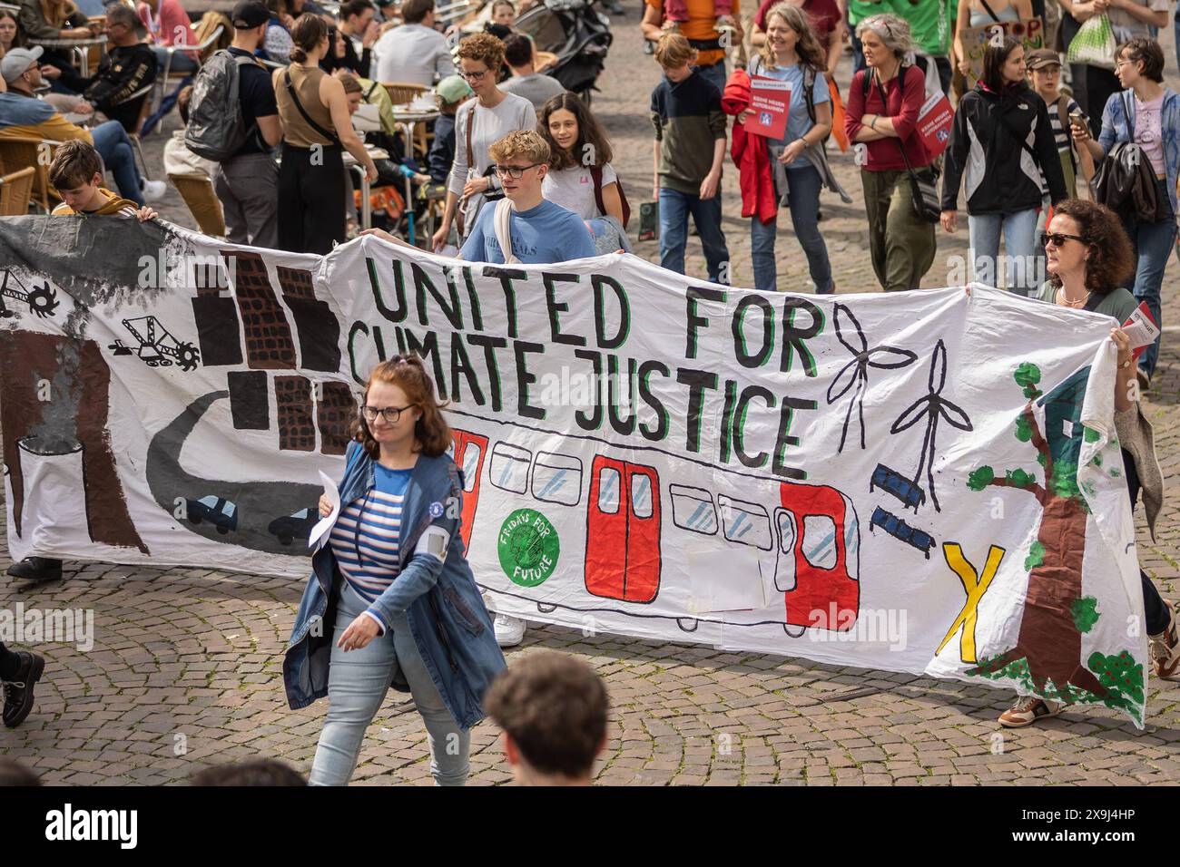 Démonstration / Klimastreik Fridays for future in Bonn, 31.5.2024 in Bonn demonstrierten nach Veranstalterangaben rund 1,200 Menschen nach Polizeiangaben waren es zwischen 600 und 700 für den Klimaschutz und gegen rechte Parteien BEI der Europawahl 2024. Aufgerufen hatte vendredis pour les futurs zusammen mit einigen anderen Bonner Gruppen, Bonner Innenstadt, 31.5.2024 Bonn Innenstadt NRW Deutschland *** vendredis pour les futures manifestations de grève climatique à Bonn, 31 5 2024 selon les organisateurs, environ 1 200 personnes ont manifesté pour la protection du climat et contre les partis de droite dans les 2024 Euro Banque D'Images