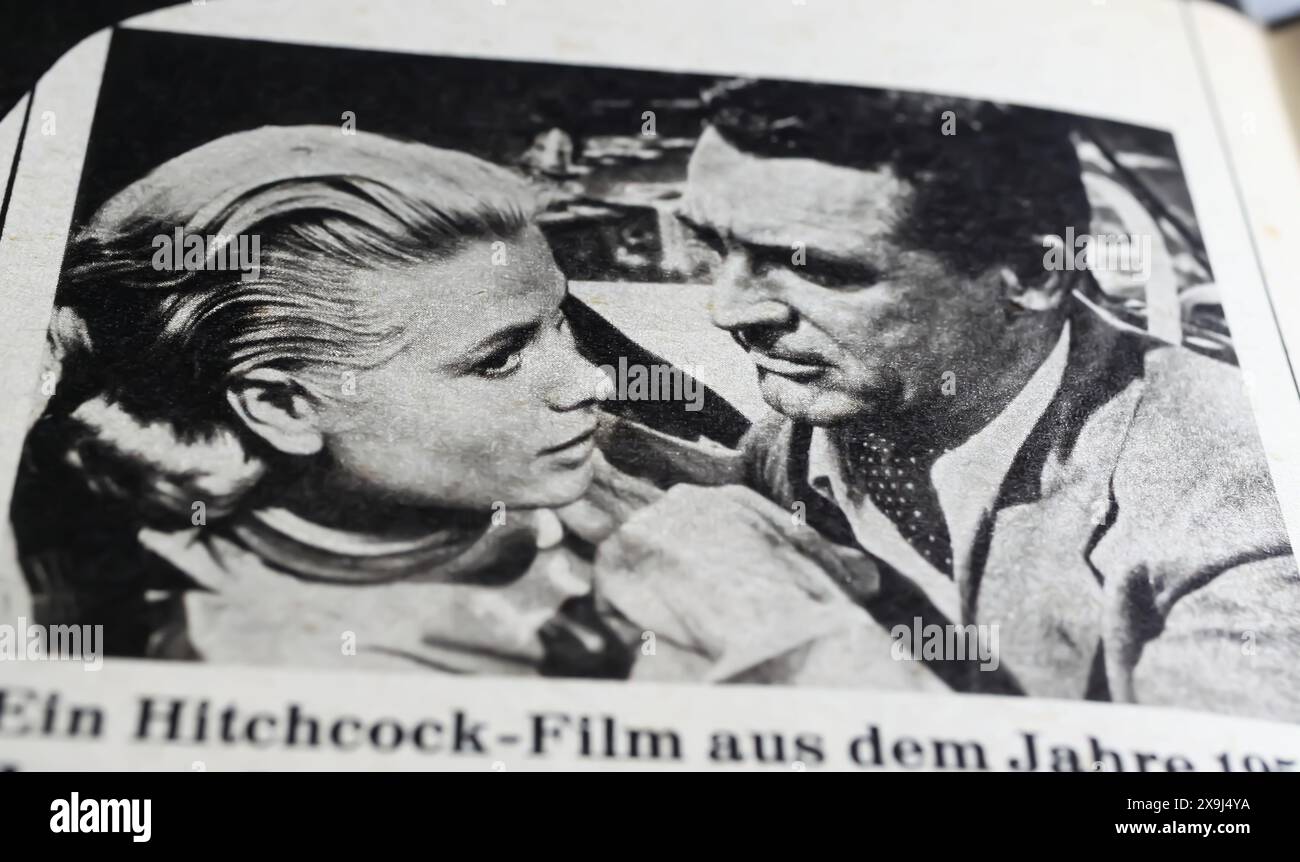 Viersen, Allemagne - 9 mai. 2024 : pour attraper une scène de film de voleur avec Cary Grant et Grace Kelly dans le guide TV allemand de 1969 Banque D'Images