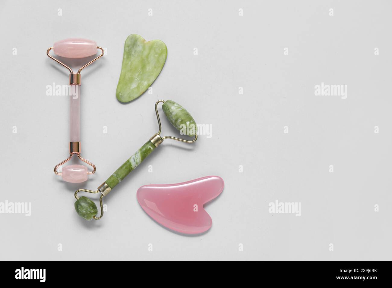 Rouleaux de jade et gua Sha sur fond gris Banque D'Images