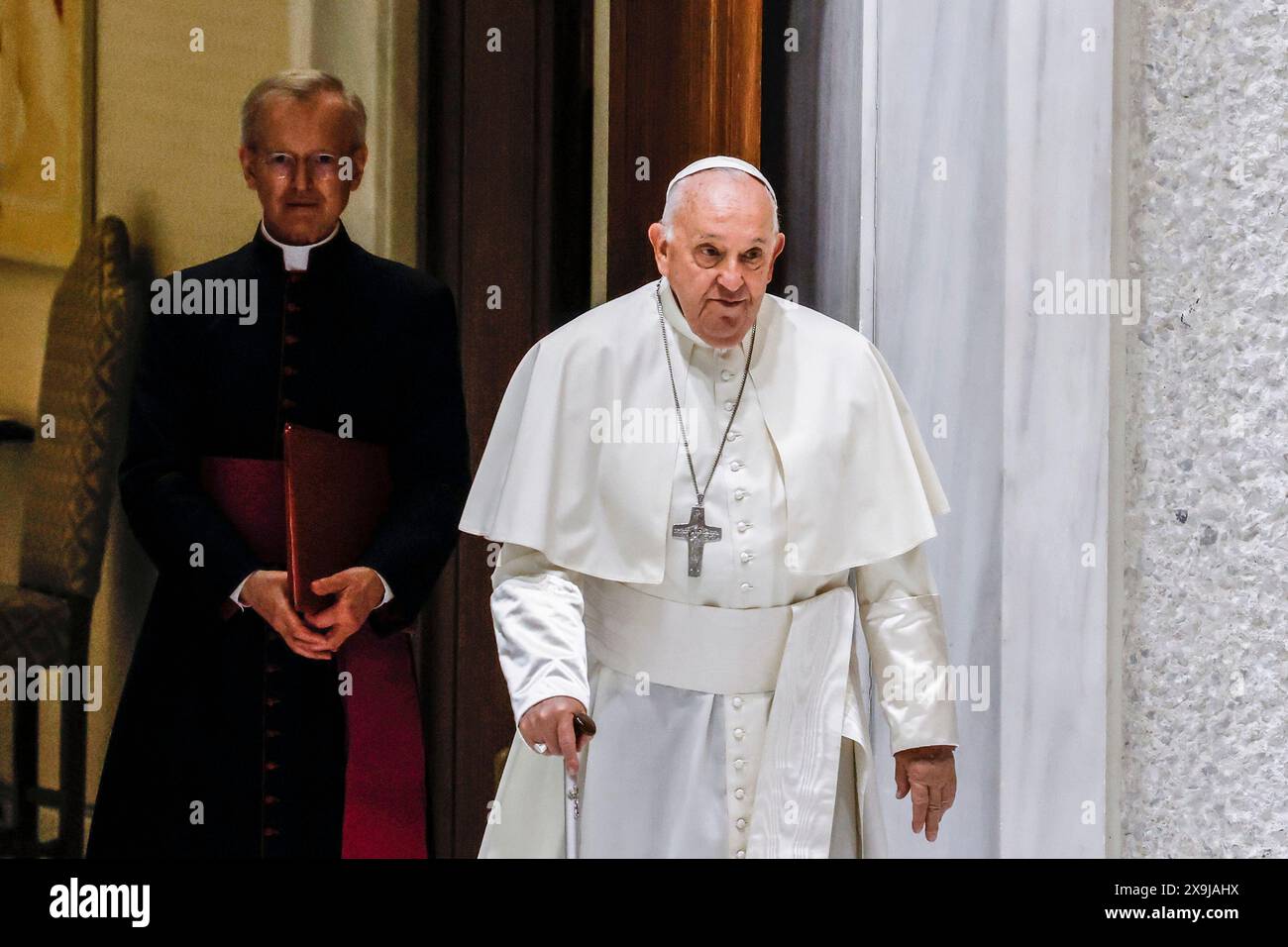 Cité du Vatican, Vatican, 1er juin 2024. Le Pape François arrive en audience aux membres des associations ouvrières chrétiennes italiennes (ACLI) dans la salle Paul VI. Banque D'Images