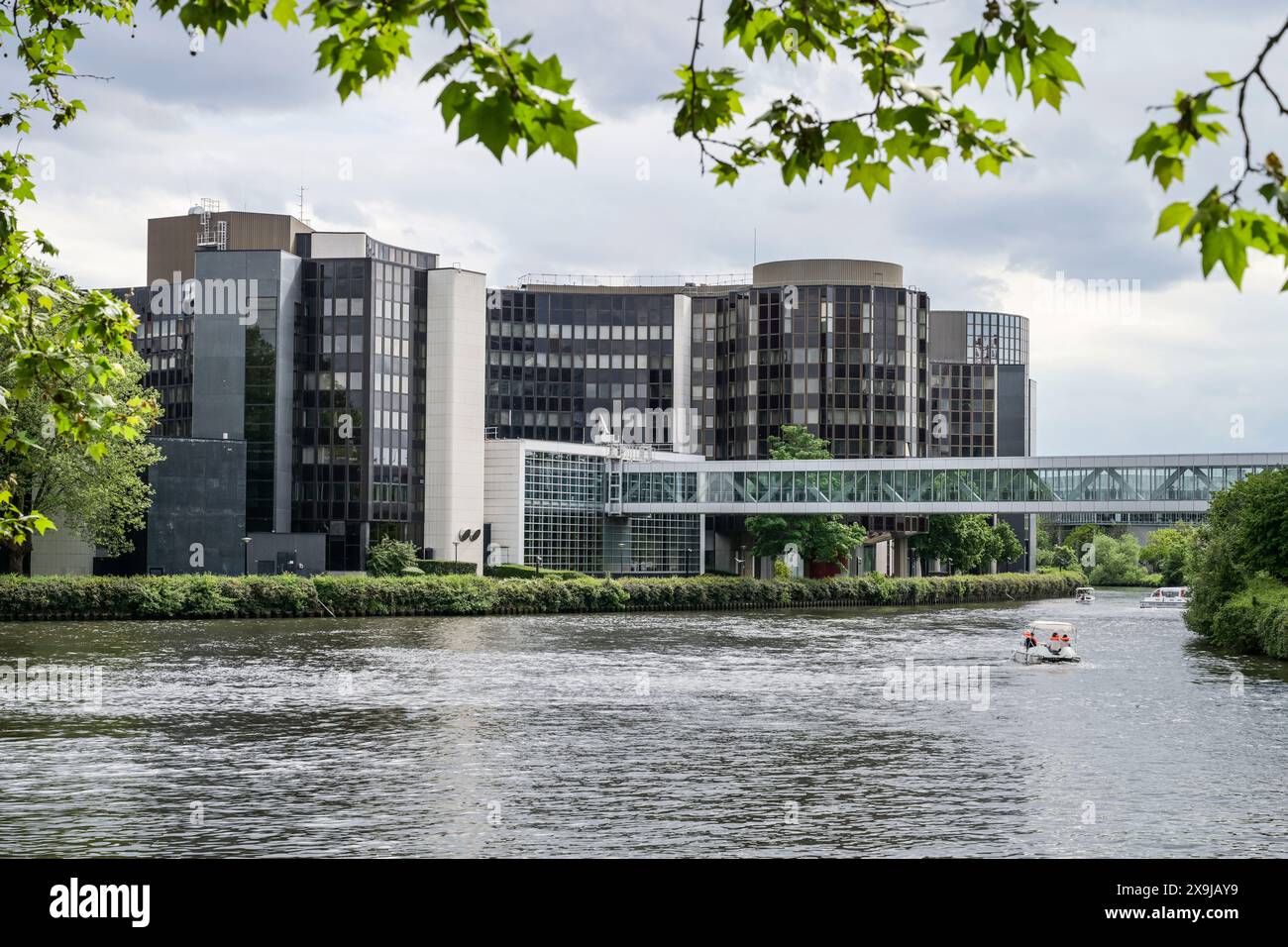 Fluss Ill, Europäisches Parlament, Gebäude Winston Churchill, Avenue du President Robert Schumann, Straßburg, Département Bas-Rhin, Frankreich Banque D'Images