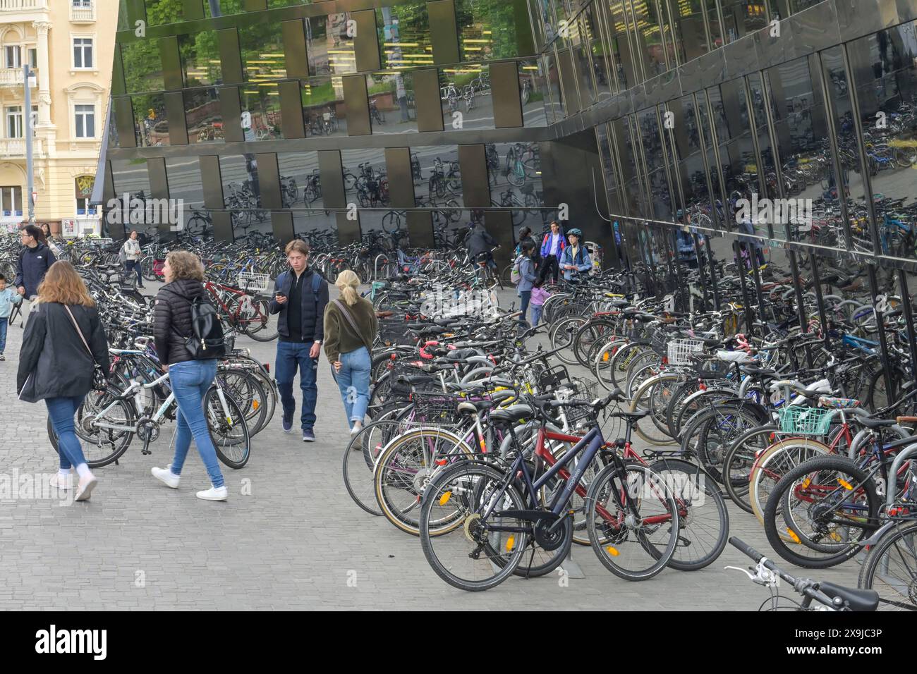 Fahrräder, Parkplatz, Studenten, Universitätsbibliothek, Albert-Ludwigs-Universität, Platz der Universität, Freiburg im Breisgau, Bade-Württemberg, d Banque D'Images