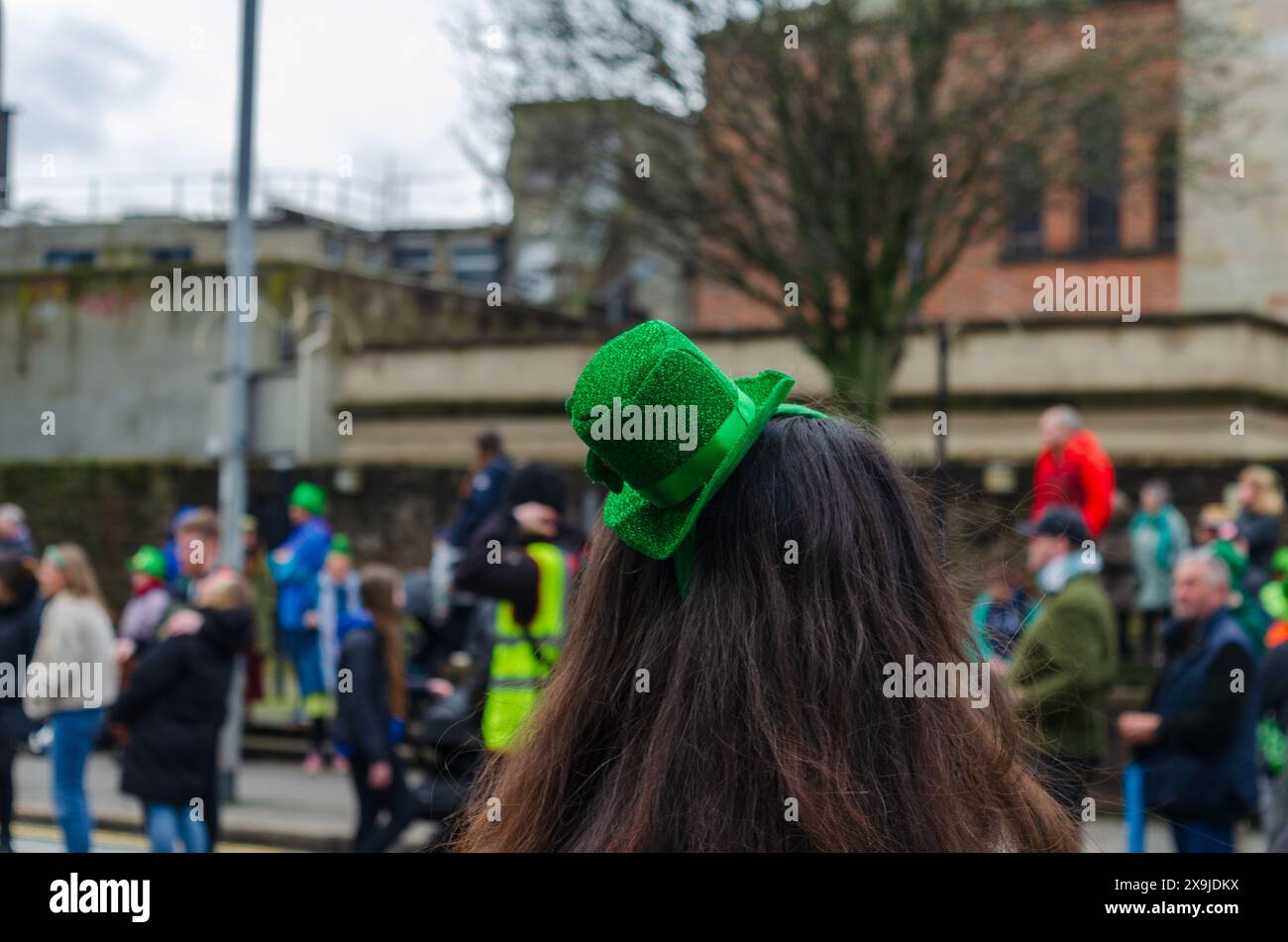 Belfast, comté d'Antrim, Irlande du Nord 17 mars 2024 - gros plan de derrière une femme portant un chapeau de leprechaun à la parade de la Saint Patrick Banque D'Images