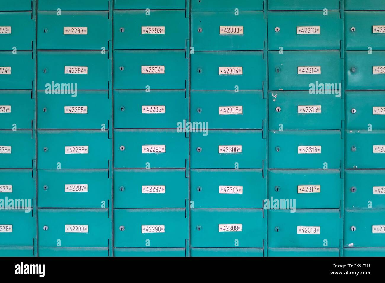 Rangées de boîtes postales sur un mur de bureau de poste. Banque D'Images