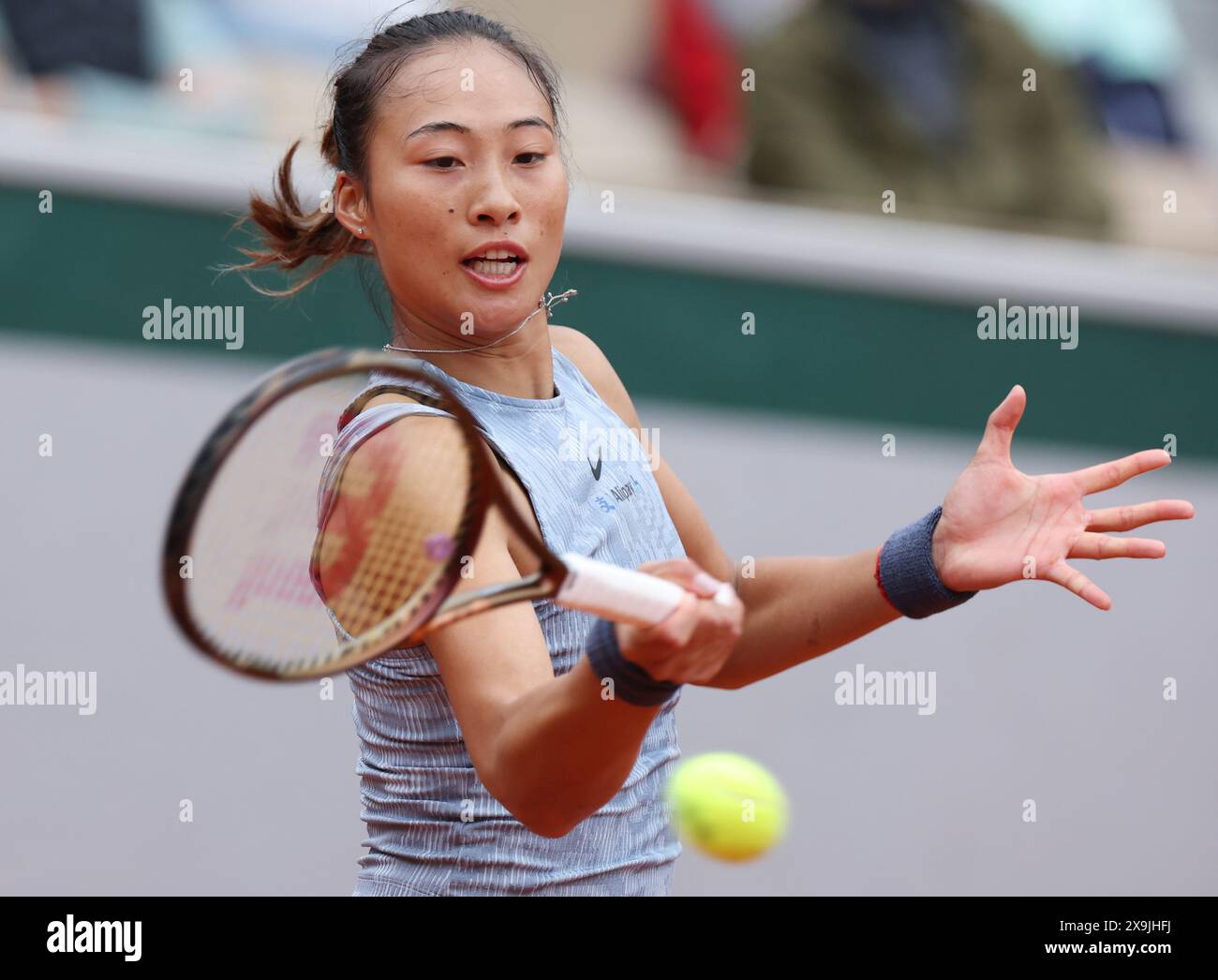 (240601) -- PARIS, 1er juin 2024 (Xinhua) -- Zheng Qinwen, de Chine, revient à Elina Avanesyan, de Russie, lors du match de troisième tour féminin de l'Open de France de tennis à Roland Garros, en France, le 1er juin 2024. (Xinhua/Gao Jing) Banque D'Images