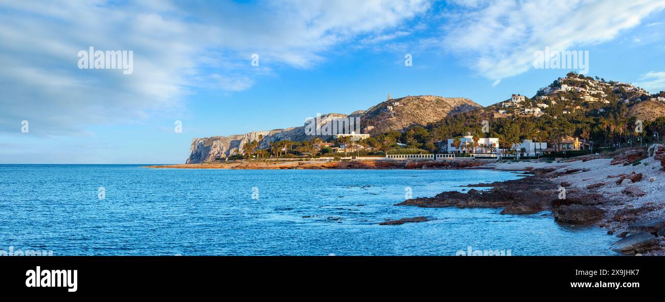 Soir de l'été sur la côte rocheuse de la mer Méditerranée et le cap de Sant Antoni (jusqu'à Denia, Alicante, Costa Blanca, Espagne) Banque D'Images