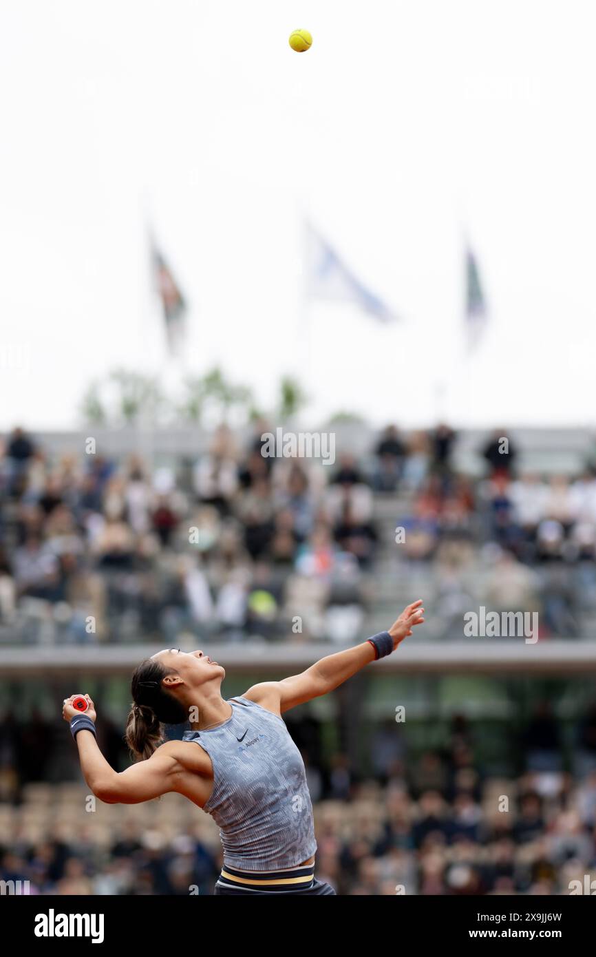 (240601) -- PARIS, 1er juin 2024 (Xinhua) -- Zheng Qinwen, de Chine, sert à Elina Avanesyan, de Russie, lors du match de troisième tour féminin de l'Open de France de tennis à Roland Garros, à Paris, en France, le 1er juin 2024. (Xinhua/Meng Dingbo) Banque D'Images