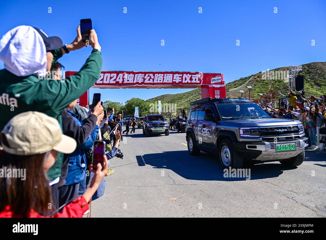 (240601) -- USU, 1er juin 2024 (Xinhua) -- des véhicules se sont envolés vers l'autoroute Duku dans la ville d'Usu, dans la région autonome ouïgur du Xinjiang, au nord-ouest de la Chine, le 1er juin 2024. La route de Duku, considérée comme l'une des plus belles routes de Chine, a repris ses activités samedi après une fermeture hivernale annuelle qui commence généralement en octobre. Cette année, la circulation sur l'autoroute de 560 km a repris plus tôt qu'au cours des cinq dernières années. L'autoroute, reliant Dushanzi au nord de la région autonome ouïgur du Xinjiang et la ville de Kuqa au sud, traverse divers paysages, notamment des glaciers, des forêts et des prairies. Le Banque D'Images