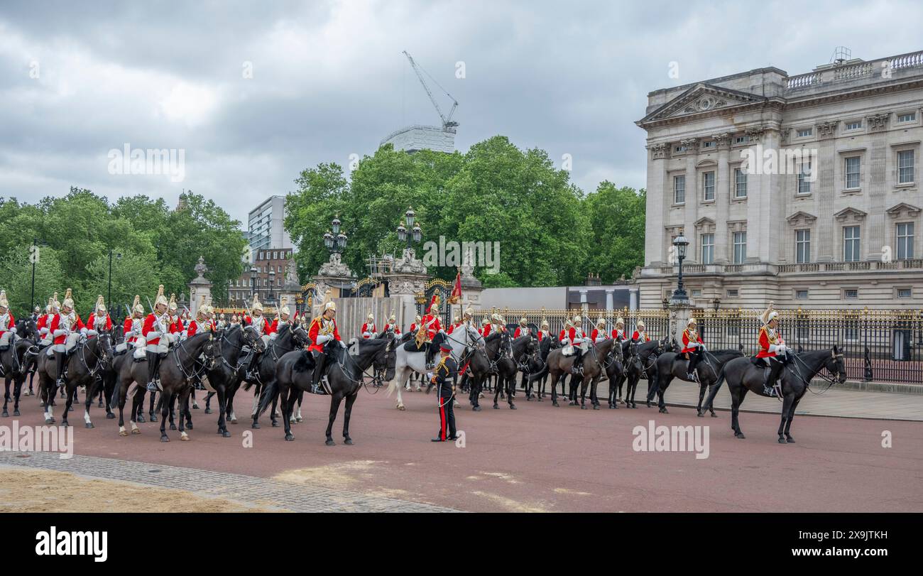Mémorial de la Reine Victoria, Londres, Royaume-Uni. 1er juin 2024. La revue du Major général sur le Trooping of the Colour pour le défilé d’anniversaire du roi a lieu. Cette répétition est la première de deux revues formelles en uniforme complet des troupes et des chevaux avant de défiler pour la parade officielle d’anniversaire de SM le Roi le 15 juin. Les soldats sont inspectés par le major-général James Bowder OBE. Image : Mounted Household Cavalry s'alignent devant Buckingham Palace alors que la calèche du roi part pour la revue Trooping of the Colour à Horse Guards Parade. Crédit : Malcolm Park/Alamy Live News Banque D'Images