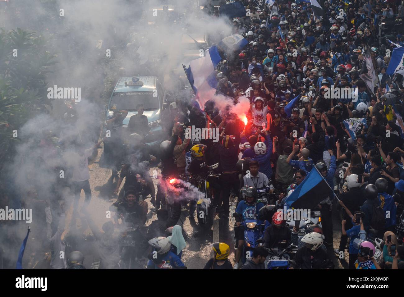 1er juin 2024, Bandung, Java occidental, Indonésie : les supporters de l'équipe de football Persib Bandung célèbrent la fête lors du défilé des champions dans les environs de Bandung. Persib Bandung a réussi à remporter le titre de champion indonésien 1 après avoir battu Madura United avec un score global de 6-1. (Crédit image : © Dimas Rachmatsyah/ZUMA Press Wire) USAGE ÉDITORIAL SEULEMENT! Non destiné à UN USAGE commercial ! Banque D'Images