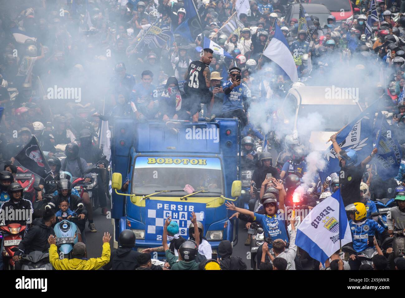 1er juin 2024, Bandung, Java occidental, Indonésie : les supporters de l'équipe de football Persib Bandung célèbrent la fête lors du défilé des champions dans les environs de Bandung. Persib Bandung a réussi à remporter le titre de champion indonésien 1 après avoir battu Madura United avec un score global de 6-1. (Crédit image : © Dimas Rachmatsyah/ZUMA Press Wire) USAGE ÉDITORIAL SEULEMENT! Non destiné à UN USAGE commercial ! Banque D'Images