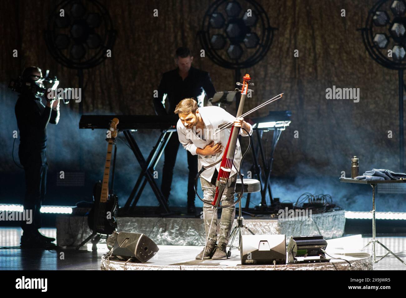 Hauser se produit à Hollywood, en Floride, le 31 mai 2024. La performance est la première performance américaine pour le violoncelliste croate. (Photo de Geoffrey Clowes/Sipa USA) Banque D'Images